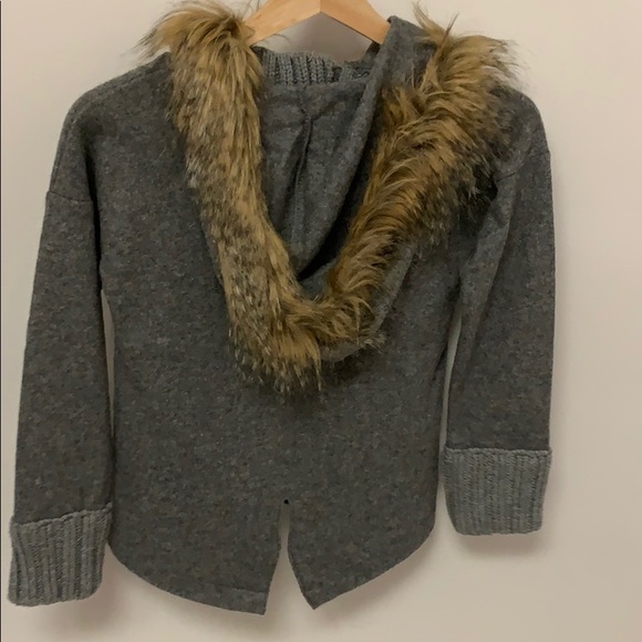 Adorable wool sweater with faux fur collar - Picture 8 of 8